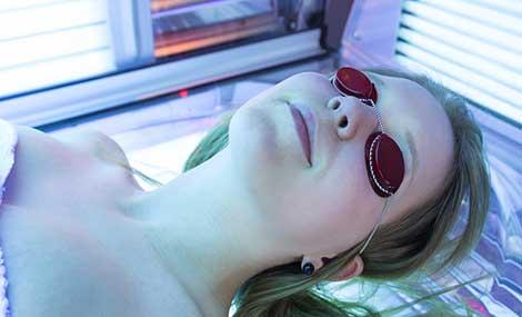 Solaryum kadınlarda melanom riskini artırıyor