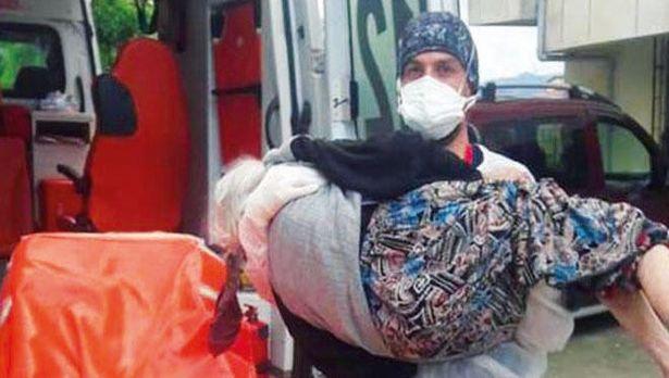Sağlık personeli, Covid-19 hastası yaşlı kadını kucağında taşıdı