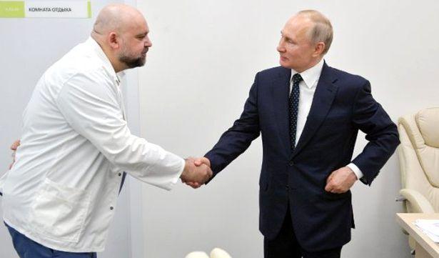 Putin'in hastane ziyaretinde tokalaştığı başhekim koronavirüse yakalandı