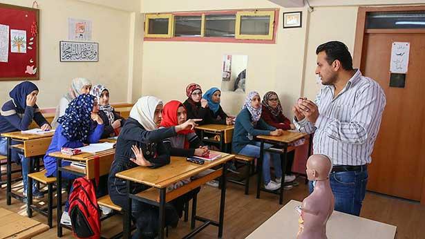 Suriyeli cerrah İzmir'de öğretmenlik yapıyor