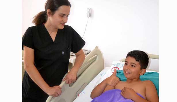 Ürolog Nursel Atasoy, günde 15 çocuğu sünnet ediyor