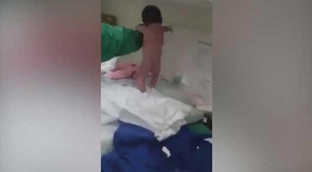 Doktorlar şoke oldu! Bebek doğar doğmaz yürümeye çalıştı!