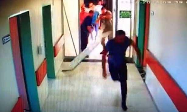 Ölüm haberini veren asistan doktora yoğun bakım kapısını kırıp saldırdılar