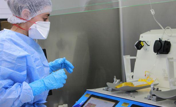 Fethi Sekin Şehir Hastanesinde kemoterapi ilaçları robotik sistemle hazırlanıyor 
