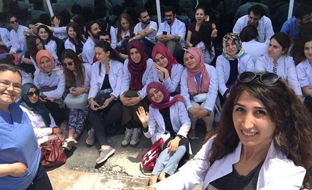 Marmara Diş Hekimliği öğrencileri isyan bayrağını çekti