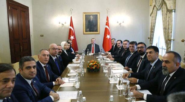 Cumhurbaşkanı Erdoğan Türk Eczacıları Birliği Başkanı Çolak'ı kabul etti