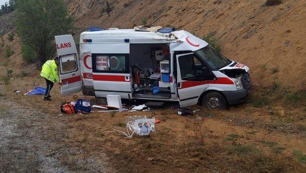 Hasta bebeği taşıyan ambulans kaza yaptı: 4 yaralı 