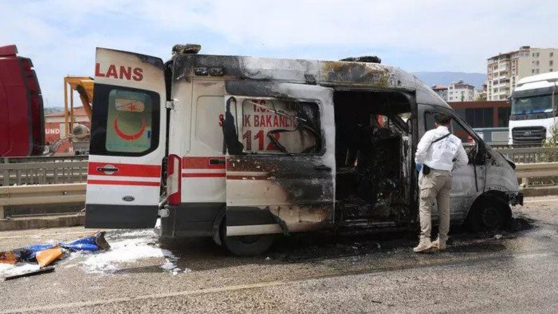 Hatay'da hasta taşıyan ambulansta yangın çıktı
