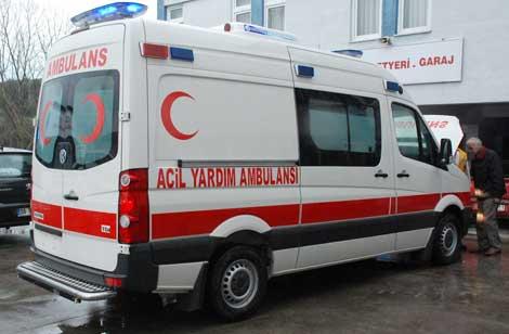 Otomobilin çarptığı ambulans devrildi: 2 sağlık personeli yaralı 