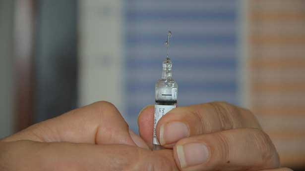 Alarma geçirdi: 2 hastanedeki sağlık personeli aşıya çağrıldı