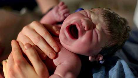 Anne karnında rahatsızlanan bebek doktorların çabasıyla hayata tutundu