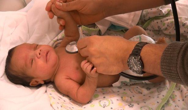 Kalbinde damar açıklığıyla dünyaya gelen prematüre bebek anjiyografik yöntemle tedavi edildi