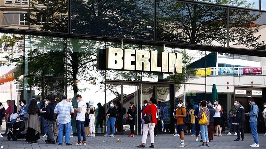 Berlin'de Delta mutasyonu yayılırken kısıtlamalar gevşetiliyor