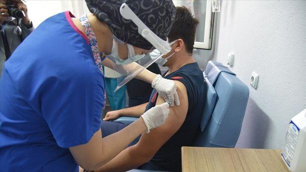 Yunanistan'da sağlık çalışanları ve huzurevi personellerine aşı uygulaması zorunlu olacak 