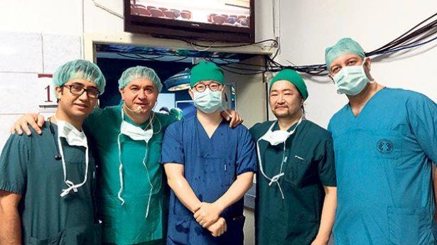 Türk ve Güney Koreli hekimlerin ameliyatını dünya canlı izledi