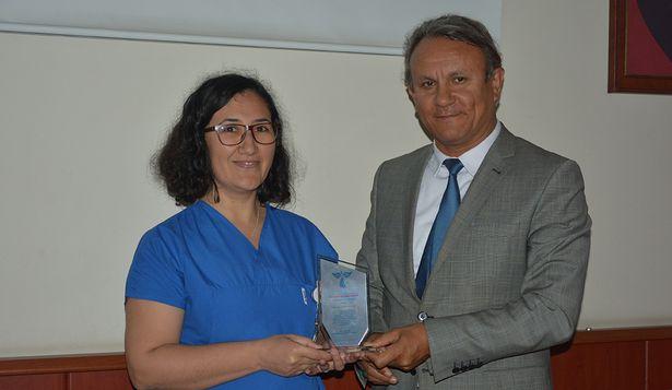 Hastanenin ilk doktor unvanını alan hemşire Yeliz Akatın'a plaket verildi