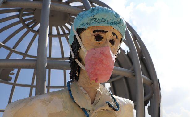 Sağlık çalışanlarına ithafen yapılan 'korkunç heykeller' tartışma yarattı