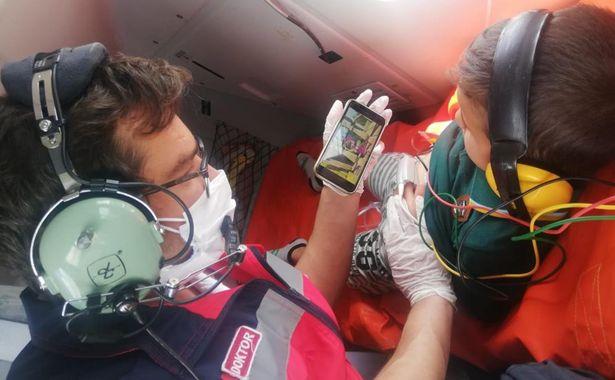 Sağlık çalışanı, ambulans helikopterdeki çocuk hastaya iyi hissetmesi için çizgi film izlettirdi