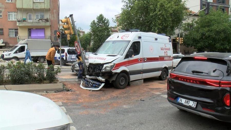 İstanbul'da ihbara giden ambulans hafif ticari araca çarptı: 5 yaralı