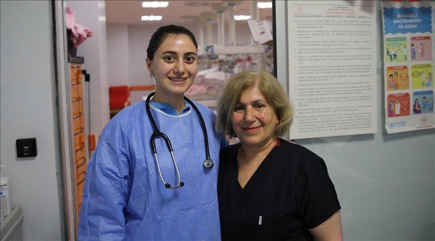Sağlık çalışanı iki anne doktor çocuklarıyla aynı hastanede görev yapıyor