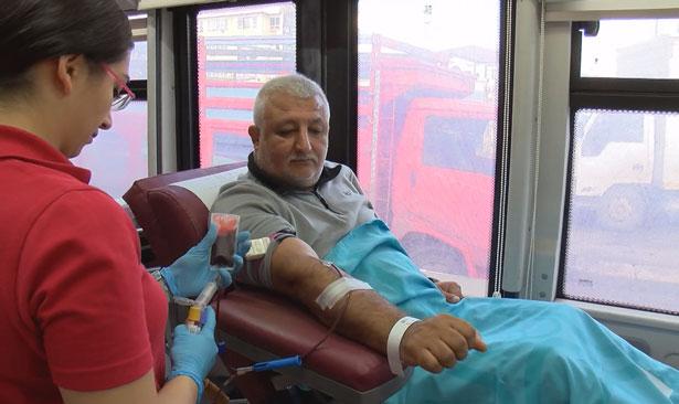 İyileşmiş hastanın plazmasıyla koronavirüs tedavisi Türkiye'de de başlıyor 