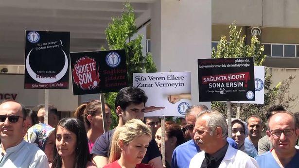 Elazığ'daki sağlıkta şiddet olayı protesto edildi: ' Doktoruma karışma, bu şiddet sona ersin'