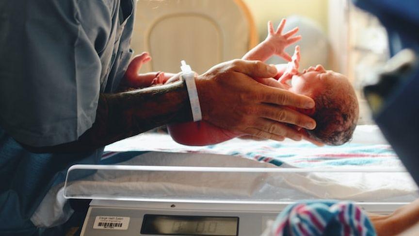 İngiltere: Hastane bebekleri karıştırdı, anneye yanlış çocuk verildi