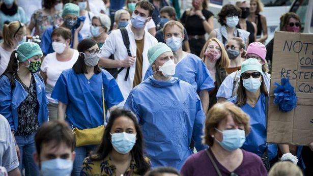Fransa'da zorunlu Kovid-19 aşısını yaptırmayan 3 bin sağlık çalışanı görevden uzaklaştırıldı