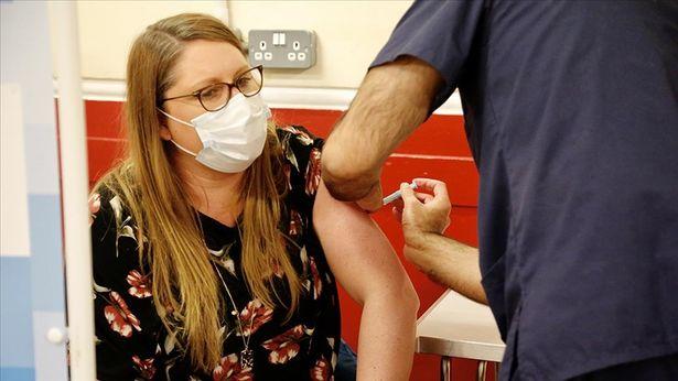 İngiltere'de üçüncü doz Kovid-19 aşısı uygulamasına bu ay başlanacak