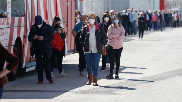 İspanya'da açık alanda maske takma zorunluluğu kalkıyor