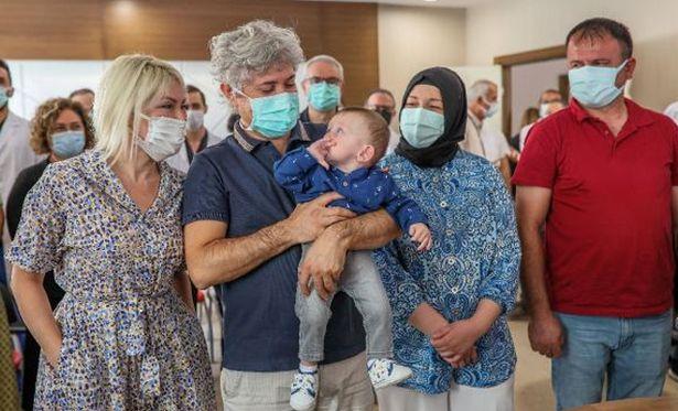 Rahim nakliyle dünyaya gelen bebek, adaşı Prof. Dr. Ömer Özkan'ın kucağında