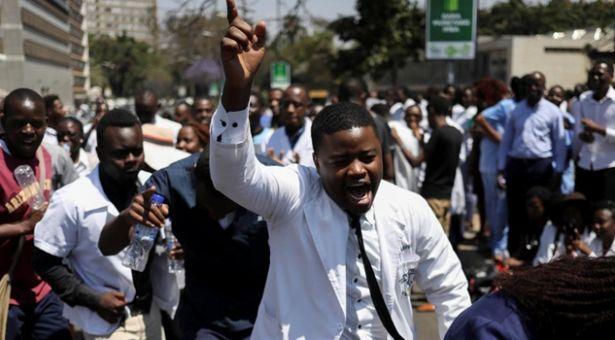 Zimbabveli doktorlar grevlerini sonlandırdı