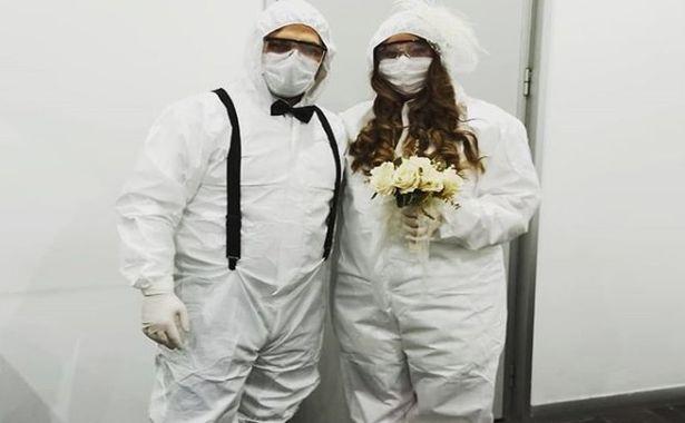 Sağlık çalışanı çift koruyucu tulumla evlendi, canlı yayında düğün yaptı