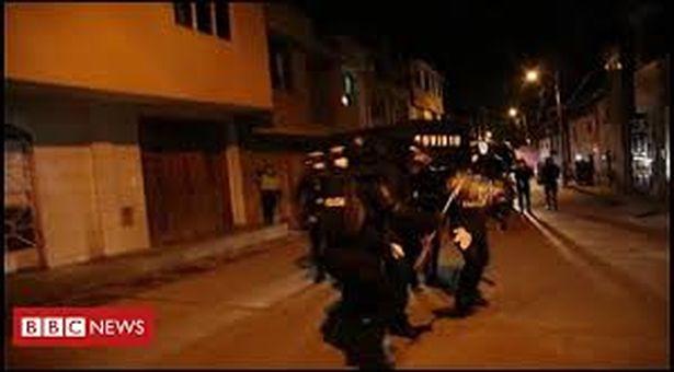 Polisler pandemiye böyle dikkat çekti: Koronavirüsün cenazesini dans ederek kaldırdılar