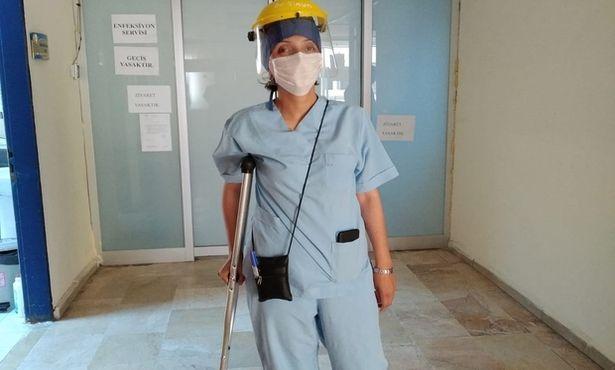 Ayağı kırılan doktor, rapor almadan çalışmaya devam ediyor