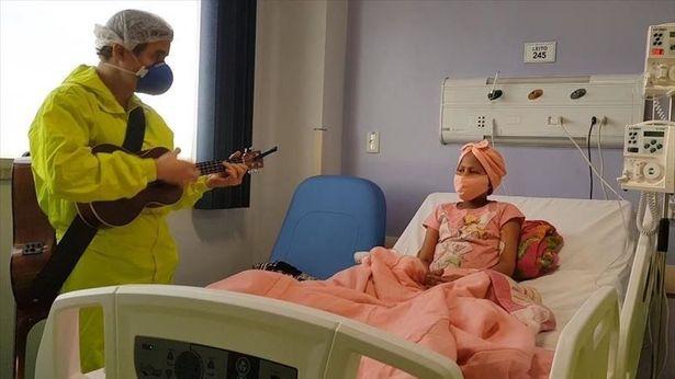 Brezilyalı doktor, Kovid-19 hastalarına müzikle moral veriyor