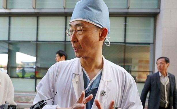 Güney Kore'de doktor adayları Kovid-19 salgınına rağmen greve çıkıyor
