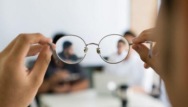Düzenli gözlük kullanan insanlar Covid-19’ yakalanmada daha az riske sahip olabilir