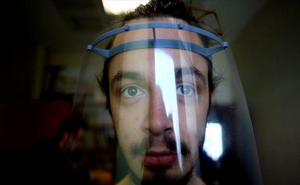 Üniversite öğrencileri yeni tasarımla 24 dakikada yüz koruyucu siperlik üretiyor