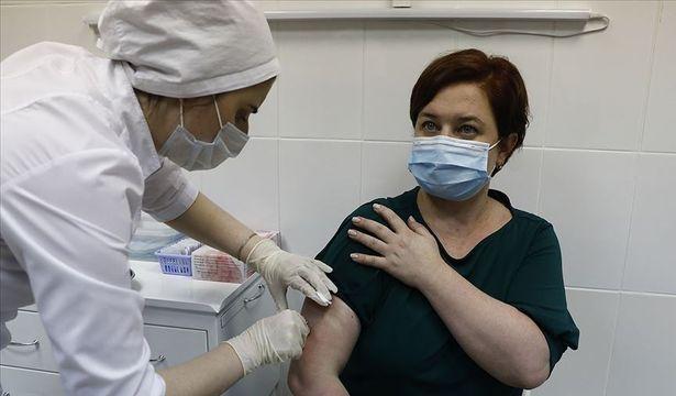 Rusya’da gönüllülere 'Sputnik V' isimli Covid-19 aşısı yapılıyor
