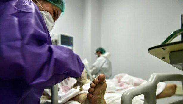 Tuba hemşire koronavirüs hastalarının terini siliyor, gözlerindeki çapağı alıyor
