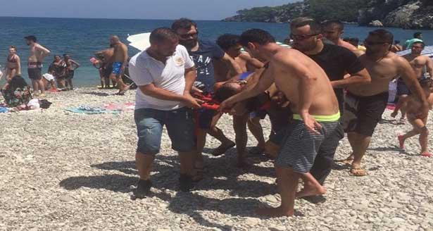 Antalya'da denize giren hekim boğularak can verdi