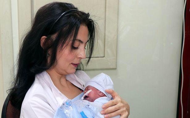 Sağlık veren eller sevgisini de eksik etmedi: Annesinin terk ettiği bebeğe doktoru sahip çıktı