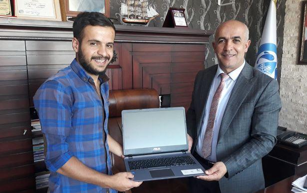 Belediye başkanı tıp fakültesini kazanan öğrenciye laptop hediye etti: Destek bizlerden başarı öğrencilerimizden