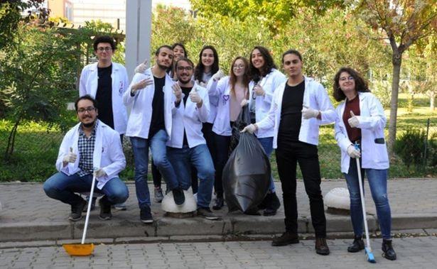 Tıp fakültesi öğrencilerinden örnek davranış: Hastane bahçesinde çöp topladılar
