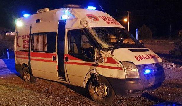 Antalya'da ambulans devrildi: 4 yaralı