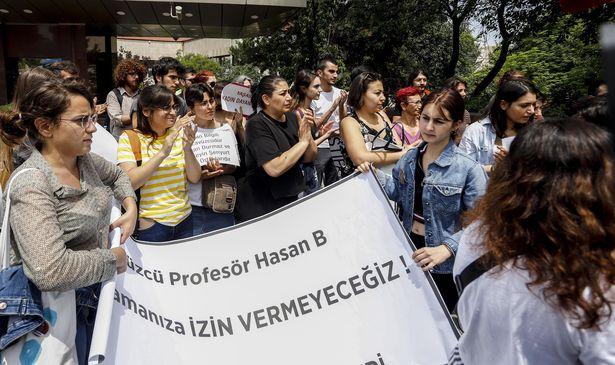 Tecavüz ile yargılanan profesörün tahliyesine öğrenciler tepki gösterdi