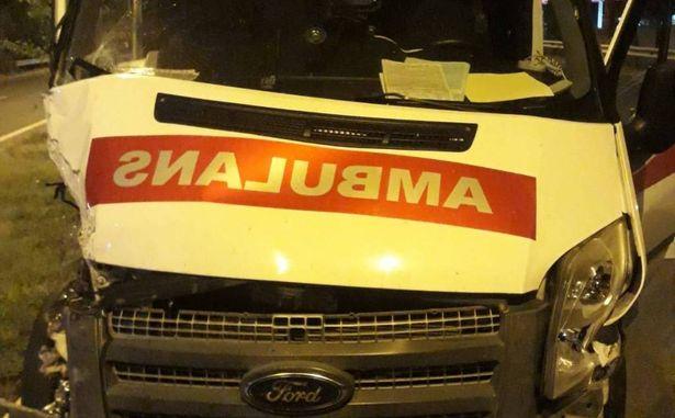 Ambulans ile kamyonet çarpıştı: 3 yaralı