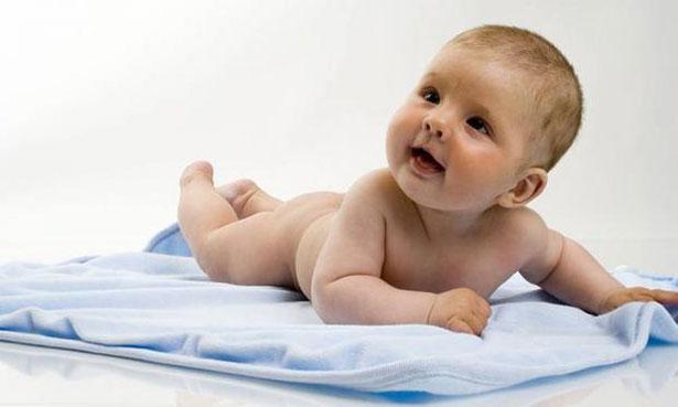 Hekim çift bebeklerine bez kullandırmadı, doğrudan tuvalet eğitimi verdi