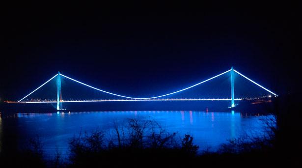 İstanbul’daki boğaz köprüleri kolon kanseri farkındalığı için mavi renge büründü